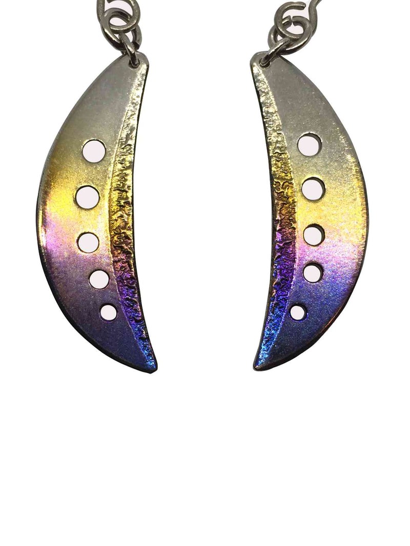 products/titanium_earrings_crescent_moon_3.jpg